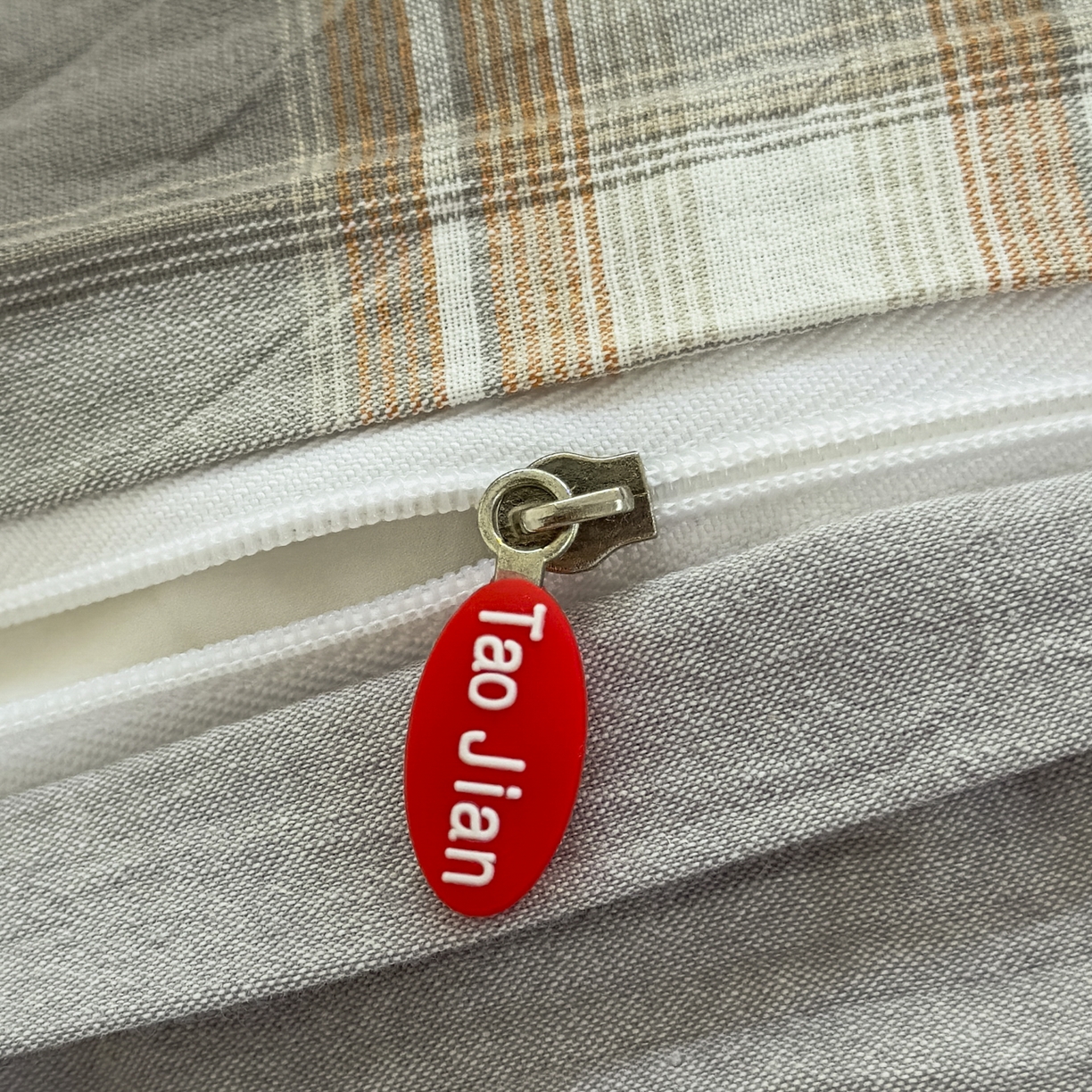 91家纺网 家纺一手货源 找家纺 宜家坊 2025新款A类全棉色织水洗棉四件套纯棉格子纯色被套学生宿舍三件套定制定做 诺卡-浅灰