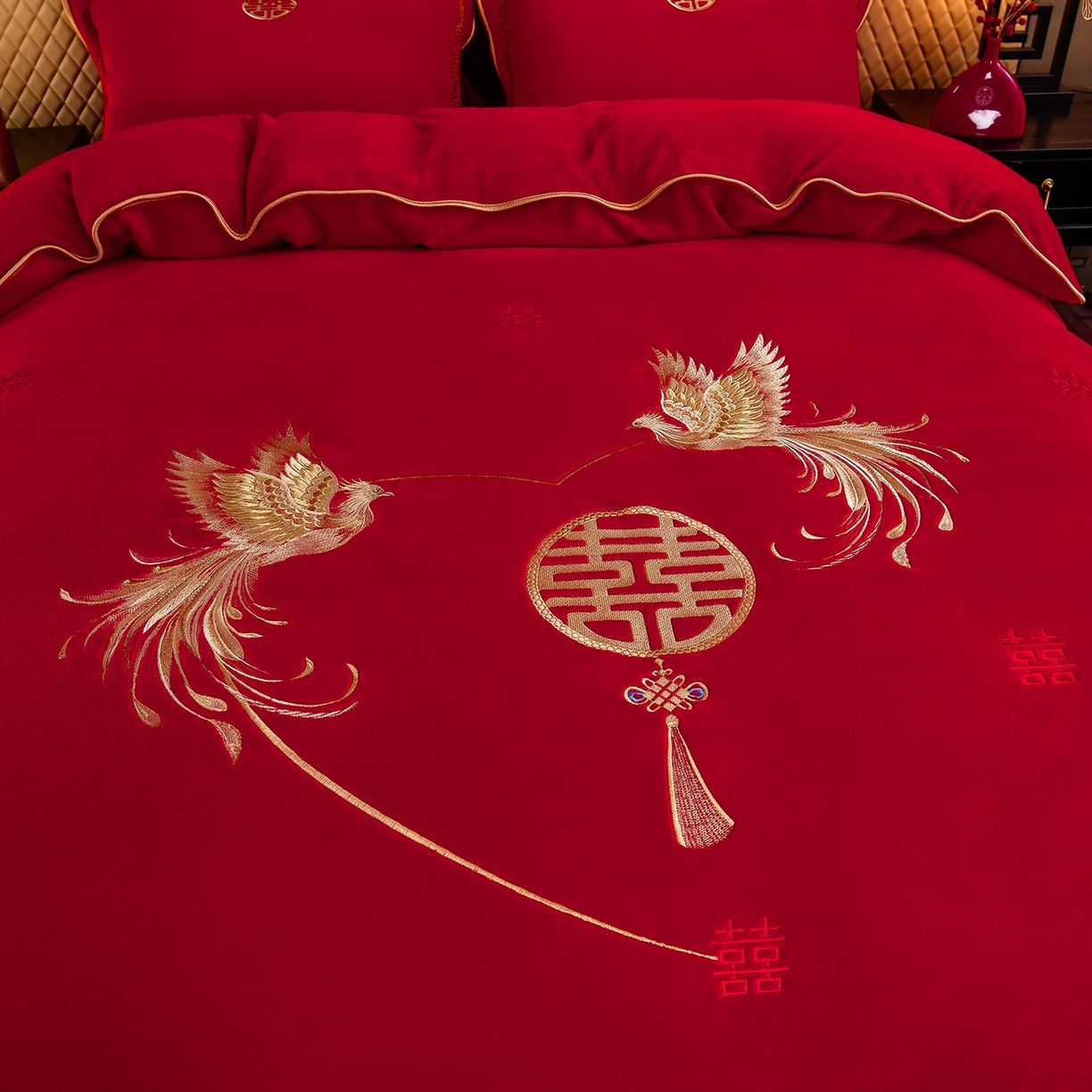 91家纺网 家纺一手货源 找家纺 居尚家纺 2025新款牛奶绒大红婚庆刺绣四件套 浪漫之约