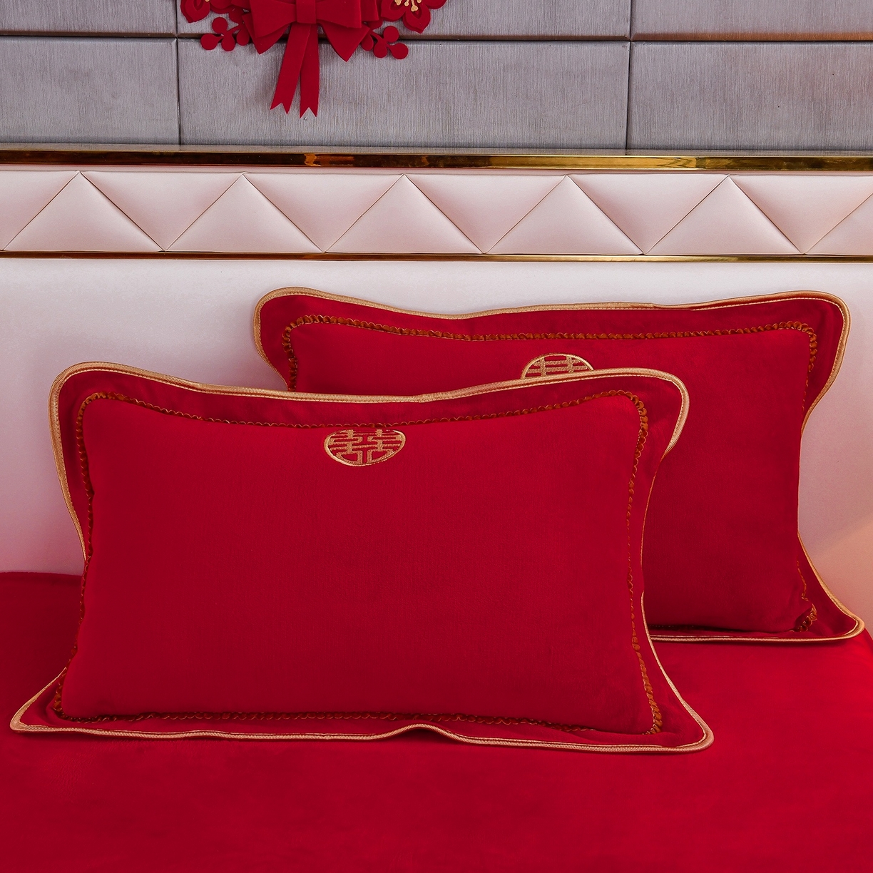 91家纺网 家纺一手货源 找家纺 居尚家纺 2025新款牛奶绒大红婚庆刺绣四件套 浪漫之约