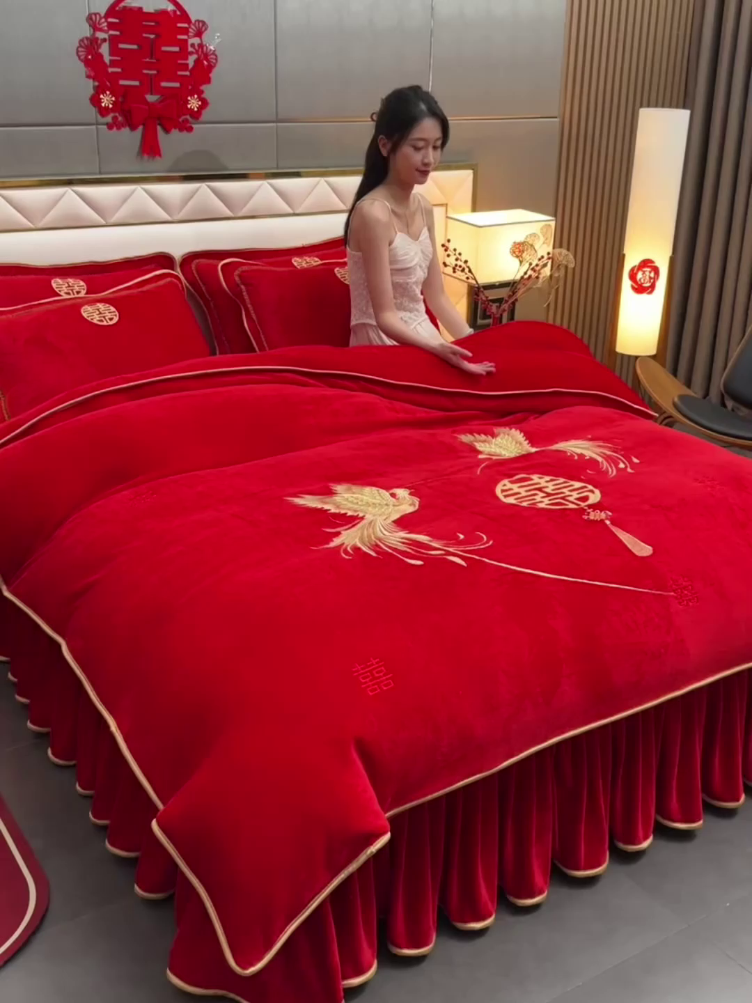 91家纺网 家纺一手货源 找家纺 居尚家纺 2025新款牛奶绒大红婚庆刺绣四件套 浪漫之约