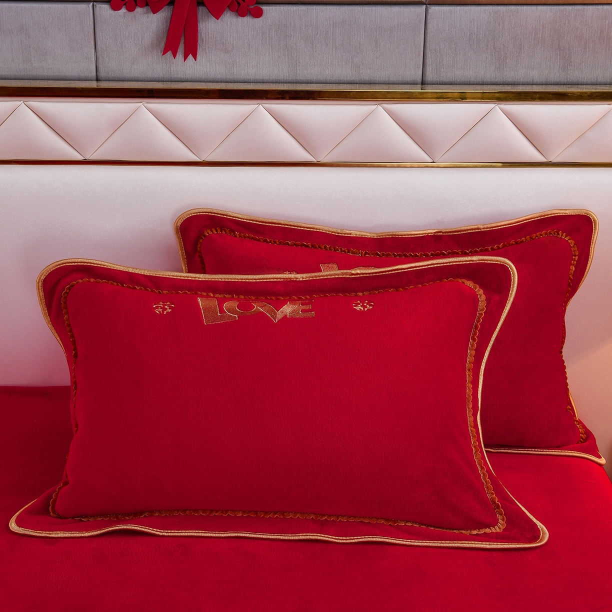 91家纺网 家纺一手货源 找家纺 居尚家纺 2025新款牛奶绒大红婚庆刺绣四件套 喜爱