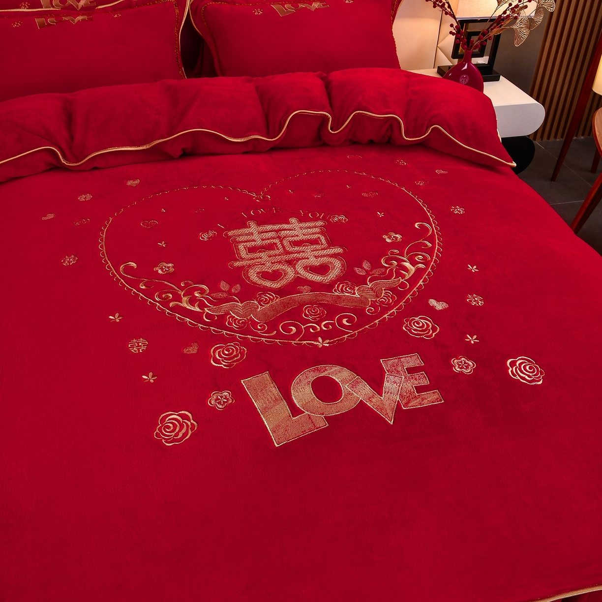 91家纺网 家纺一手货源 找家纺 居尚家纺 2025新款牛奶绒大红婚庆刺绣四件套 喜爱