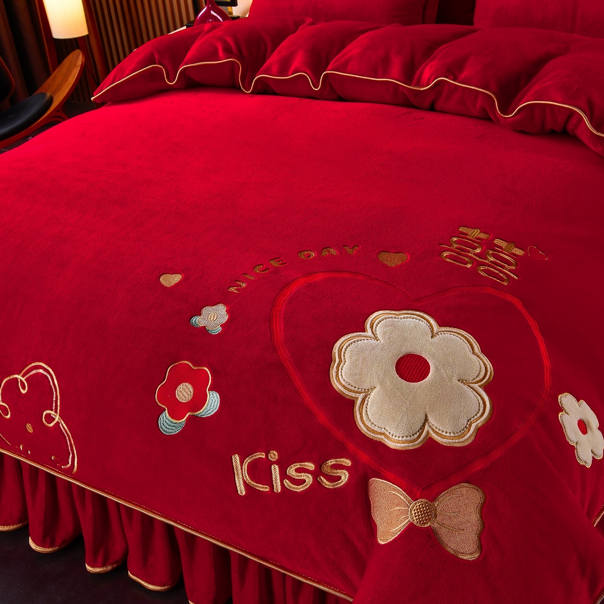 91家纺网 家纺一手货源 找家纺 居尚家纺 2025新款牛奶绒大红婚庆刺绣四件套 心生欢喜