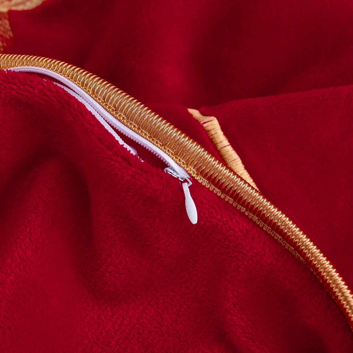 91家纺网 家纺一手货源 找家纺 居尚家纺 2025新款牛奶绒大红婚庆刺绣四件套 心生欢喜