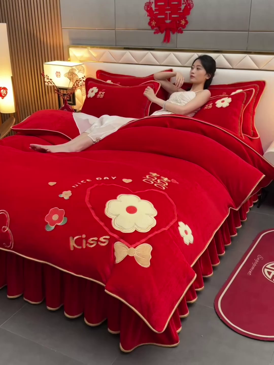 91家纺网 家纺一手货源 找家纺 居尚家纺 2025新款牛奶绒大红婚庆刺绣四件套 心生欢喜