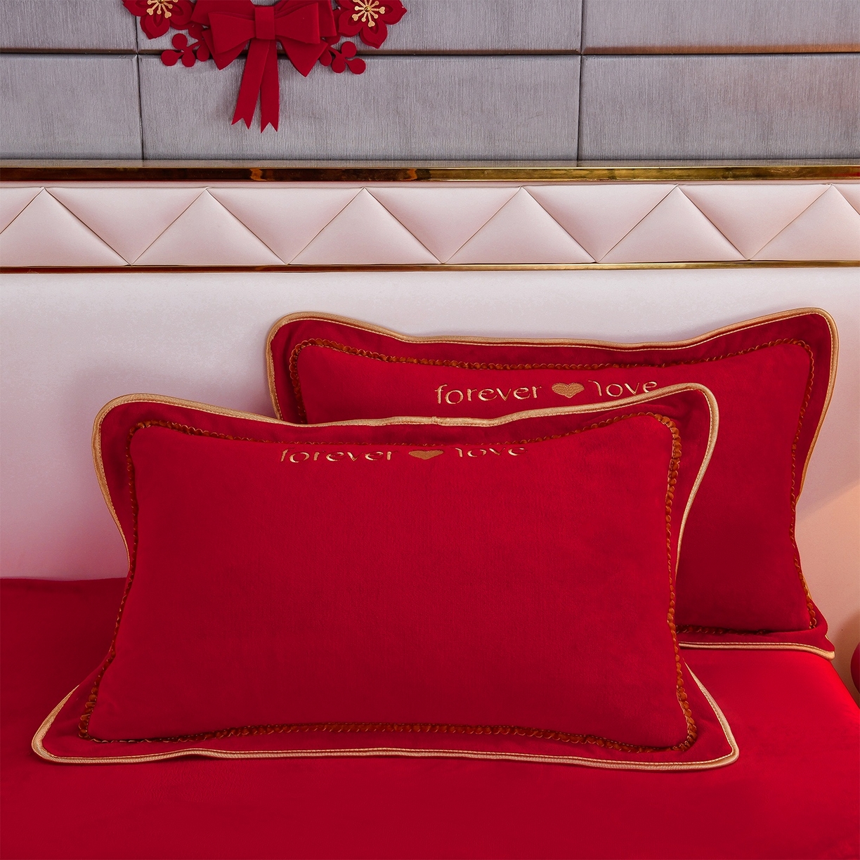 91家纺网 家纺一手货源 找家纺 居尚家纺 2025新款牛奶绒大红婚庆刺绣四件套 幸福满满