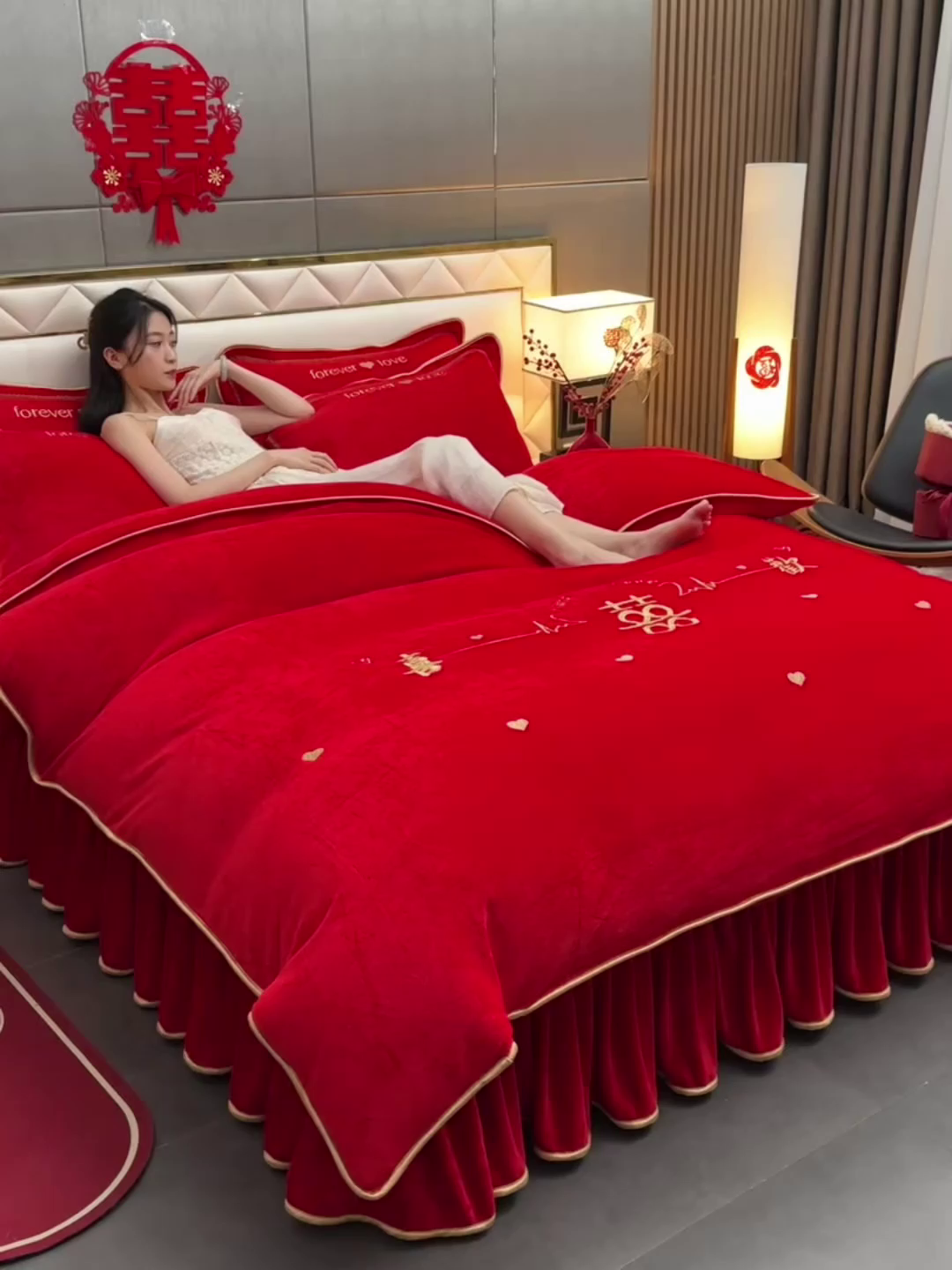 91家纺网 家纺一手货源 找家纺 居尚家纺 2025新款牛奶绒大红婚庆刺绣四件套 幸福满满