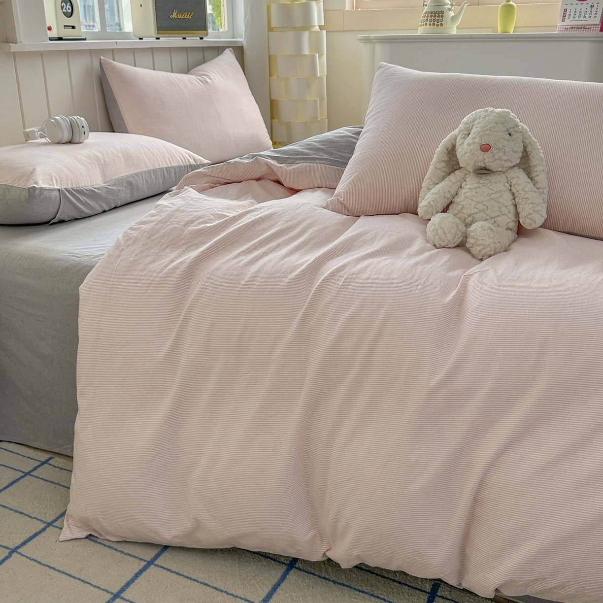 91家纺网 家纺一手货源 找家纺 宜家坊 2025新款A类全棉色织水洗棉单枕套系列 密条-粉灰