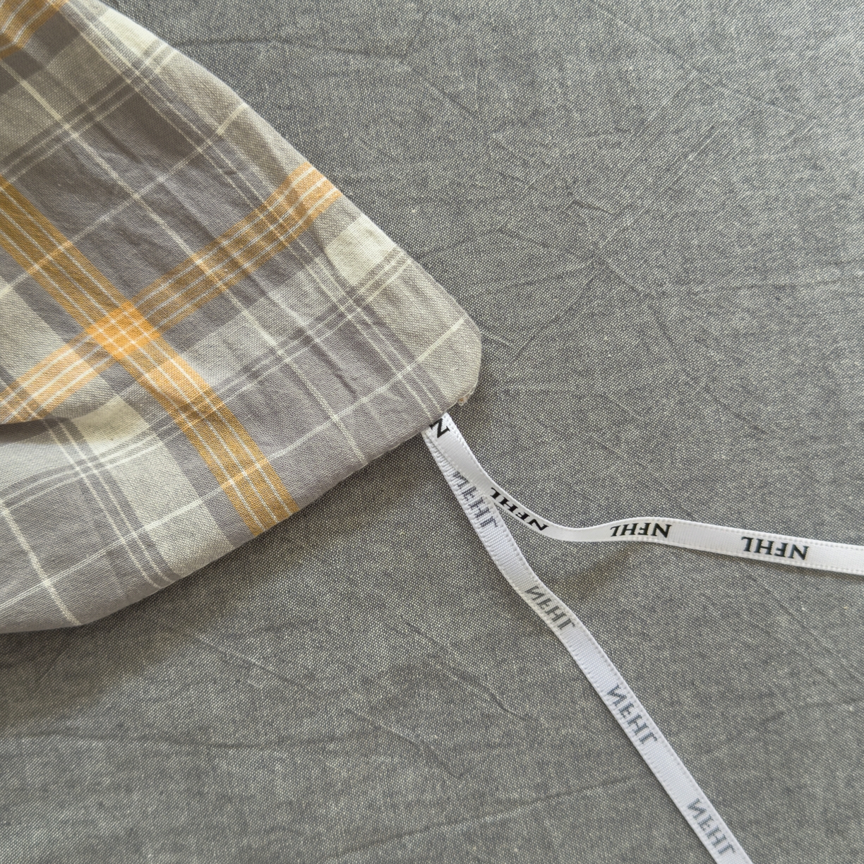 91家纺网 家纺一手货源 找家纺 宜家坊 2025新款A类全棉色织水洗棉单枕套系列 映像格-橙灰