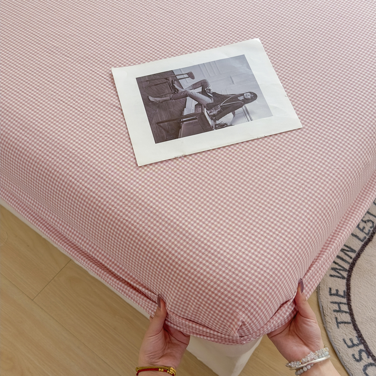 91家纺网 家纺一手货源 找家纺 宜家坊 2025新款A类色织全棉水洗棉床笠单件纯棉格子纯色学生宿舍定制定做 密格-浅粉