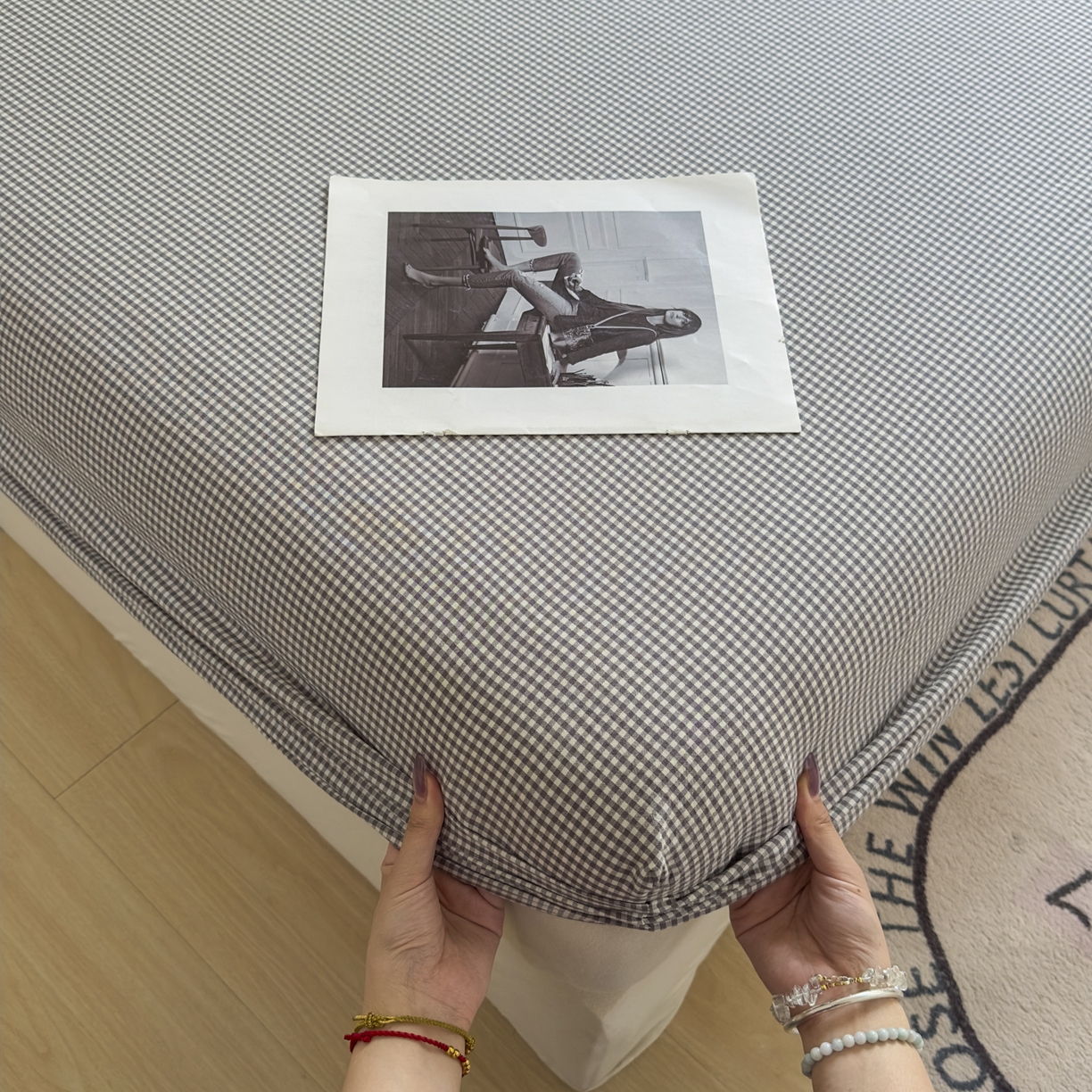 91家纺网 家纺一手货源 找家纺 宜家坊 2025新款A类色织全棉水洗棉床笠单件纯棉格子纯色学生宿舍定制定做 密格-烟灰