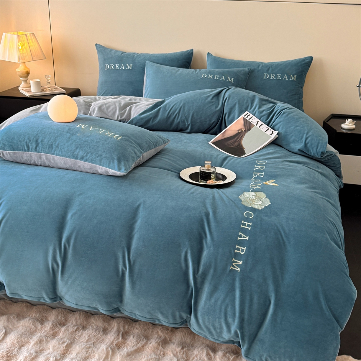 91家纺网 家纺一手货源 找家纺 云棉坊 2025新款水晶绒刺绣四件套-初见 初见-宾利蓝