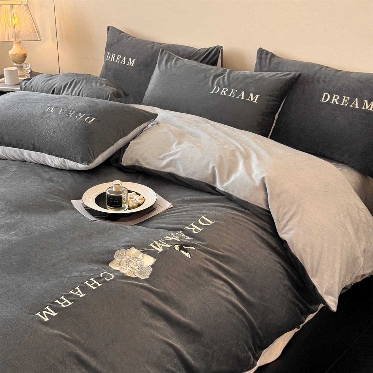 91家纺网 家纺一手货源 找家纺 云棉坊 2025新款水晶绒刺绣四件套-初见 初见-高级灰