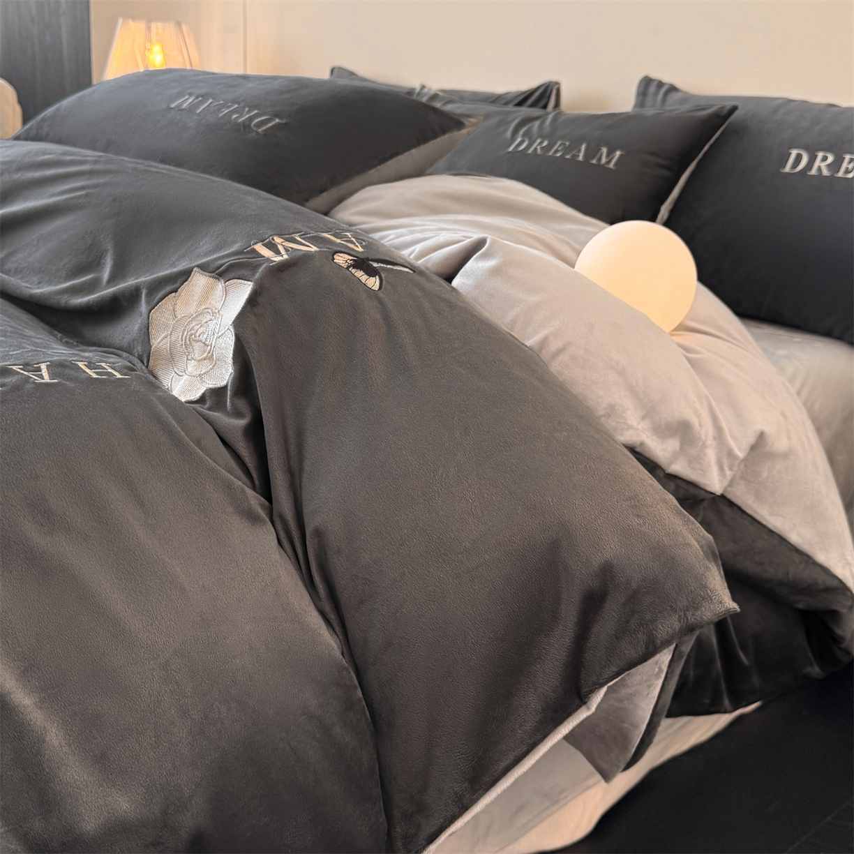 91家纺网 家纺一手货源 找家纺 云棉坊 2025新款水晶绒刺绣四件套-初见 初见-高级灰