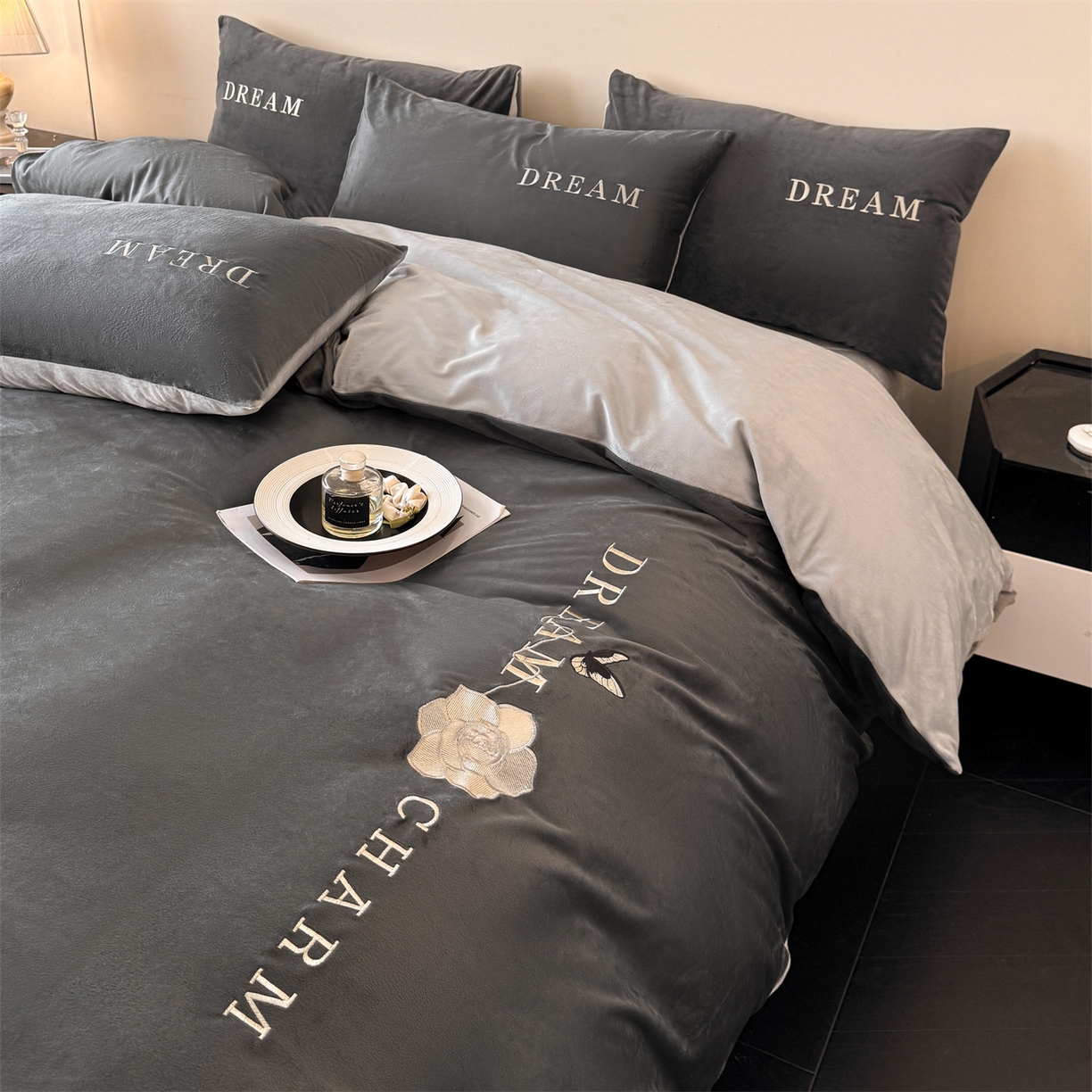 91家纺网 家纺一手货源 找家纺 云棉坊 2025新款水晶绒刺绣四件套-初见 初见-高级灰