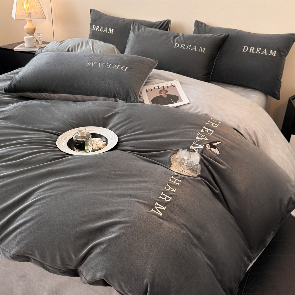 91家纺网 家纺一手货源 找家纺 云棉坊 2025新款水晶绒刺绣四件套-初见 初见-高级灰