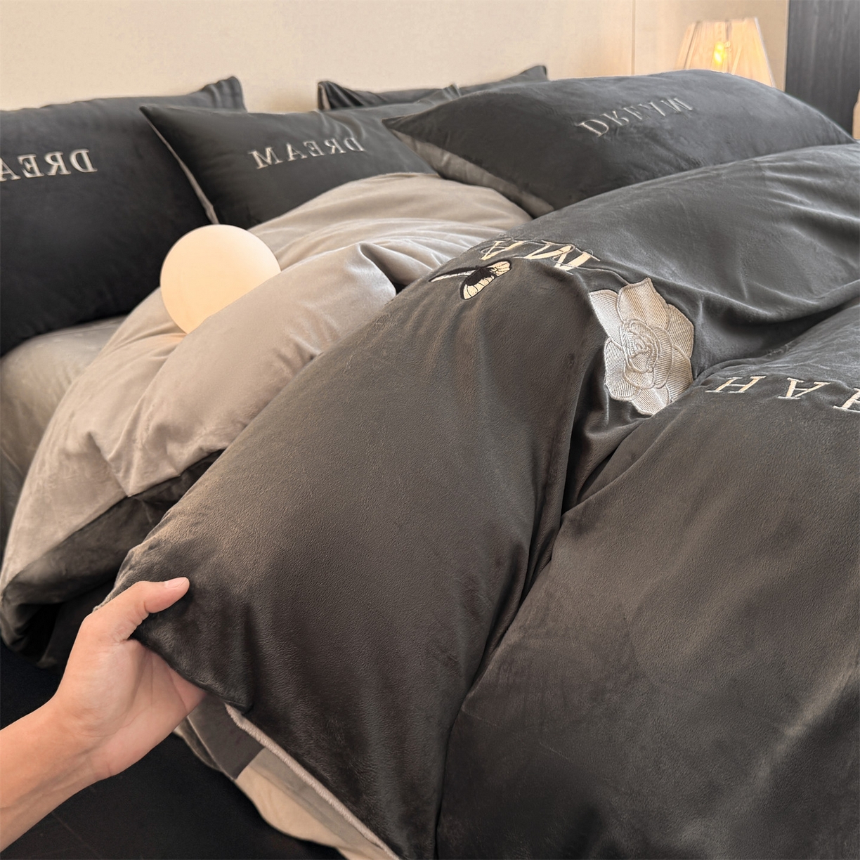 91家纺网 家纺一手货源 找家纺 云棉坊 2025新款水晶绒刺绣四件套-初见 初见-高级灰