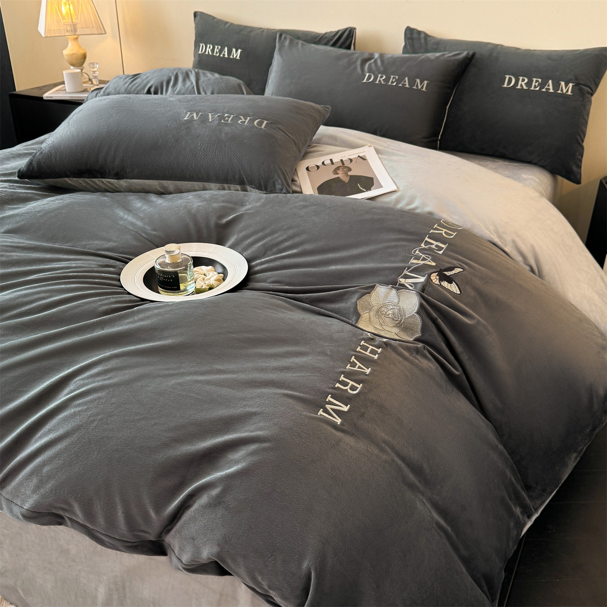 91家纺网 家纺一手货源 找家纺 云棉坊 2025新款水晶绒刺绣四件套-初见 初见-高级灰