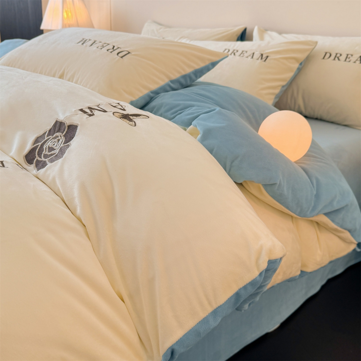 91家纺网 家纺一手货源 找家纺 云棉坊 2025新款水晶绒刺绣四件套-初见 初见-奶白兰