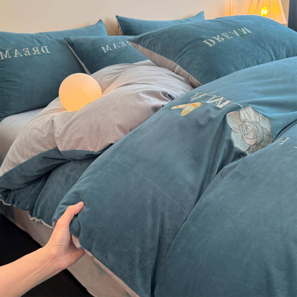 91家纺网 家纺一手货源 找家纺 云棉坊 2025新款水晶绒刺绣四件套-初见 初见-宾利蓝