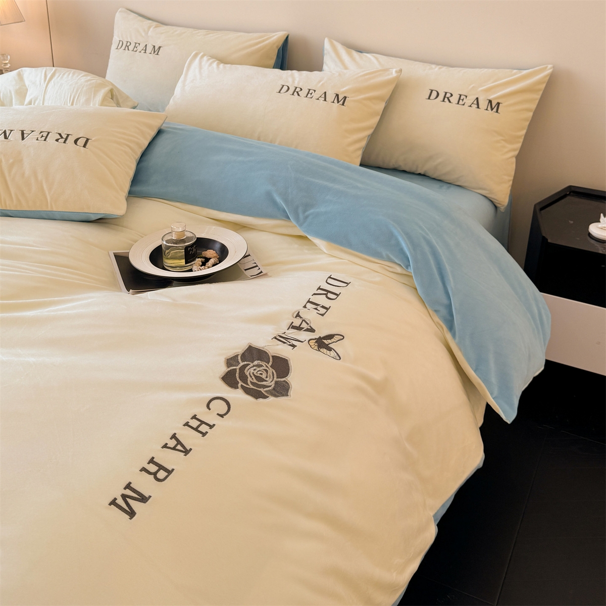 91家纺网 家纺一手货源 找家纺 云棉坊 2025新款水晶绒刺绣四件套-初见 初见-奶白兰