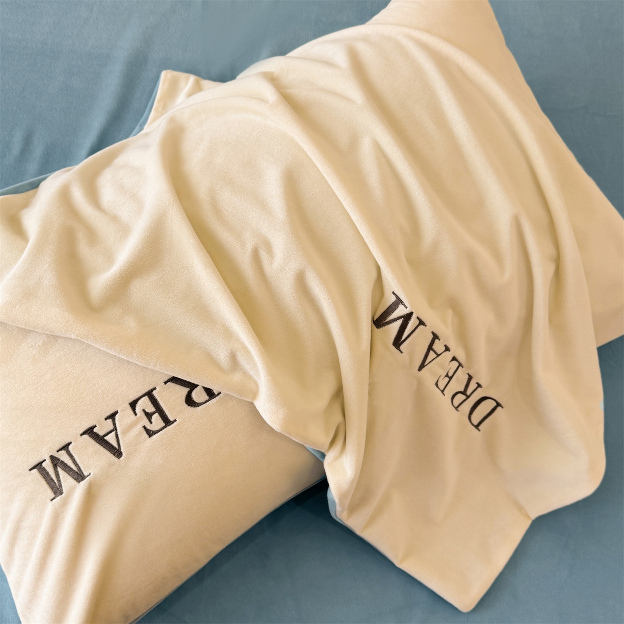 91家纺网 家纺一手货源 找家纺 云棉坊 2025新款水晶绒刺绣四件套-初见 初见-奶白兰