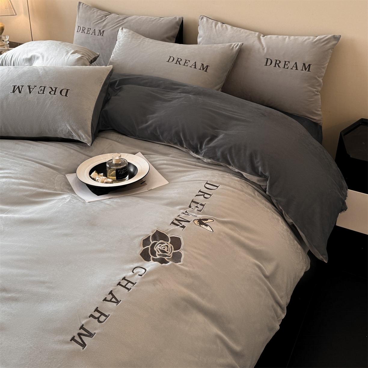 91家纺网 家纺一手货源 找家纺 云棉坊 2025新款水晶绒刺绣四件套-初见 初见-山灰