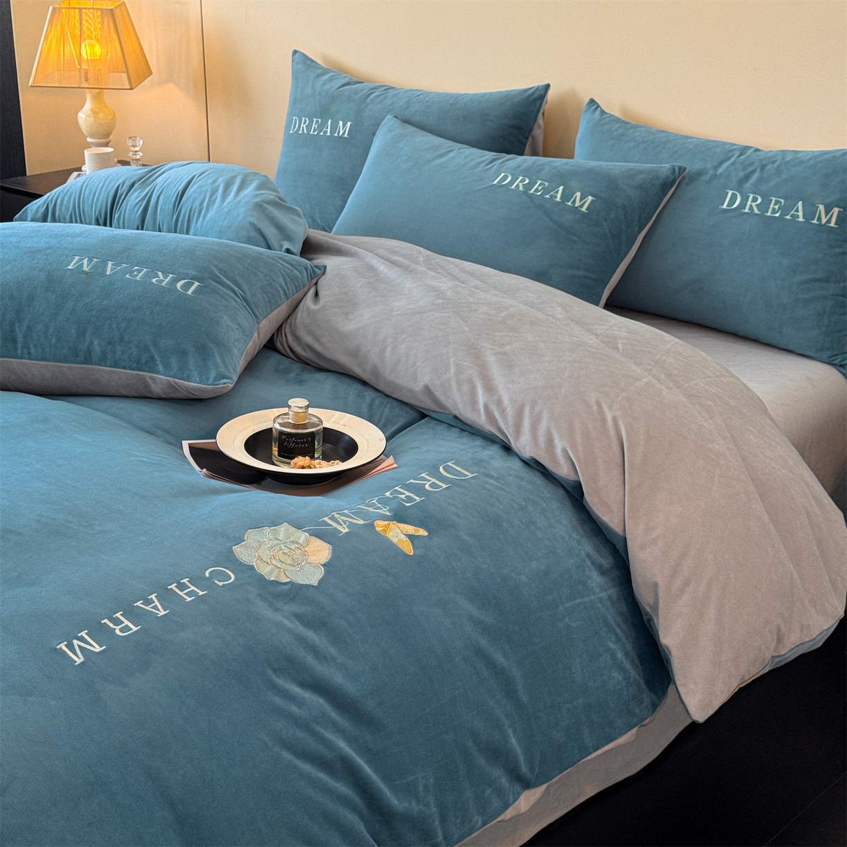 91家纺网 家纺一手货源 找家纺 云棉坊 2025新款水晶绒刺绣四件套-初见 初见-宾利蓝