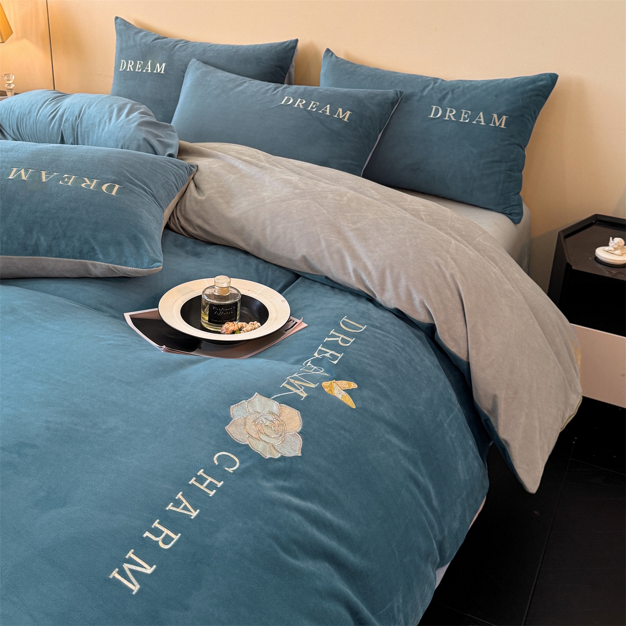 91家纺网 家纺一手货源 找家纺 云棉坊 2025新款水晶绒刺绣四件套-初见 初见-宾利蓝