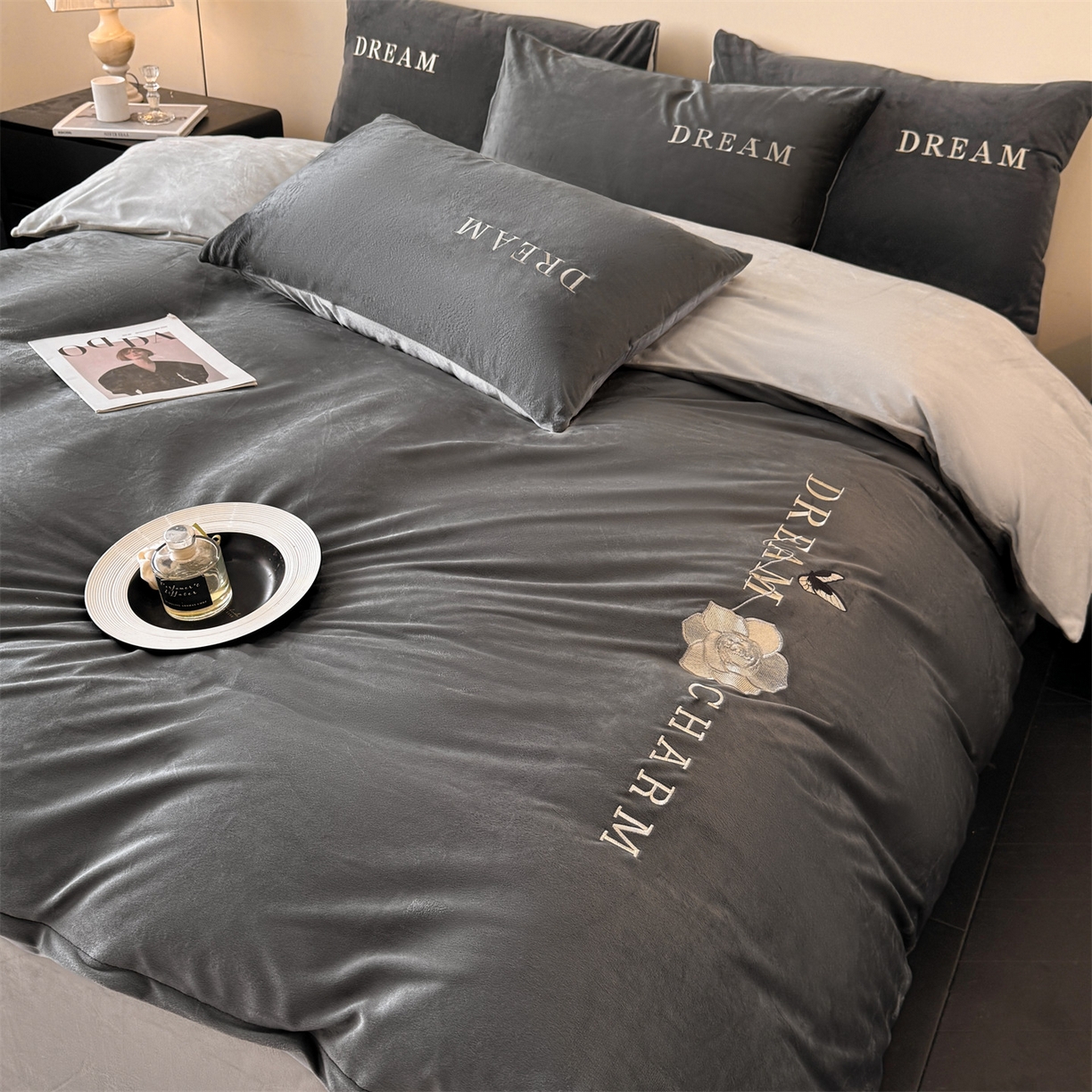 91家纺网 家纺一手货源 找家纺 云棉坊 2025新款水晶绒刺绣四件套-初见 初见-高级灰