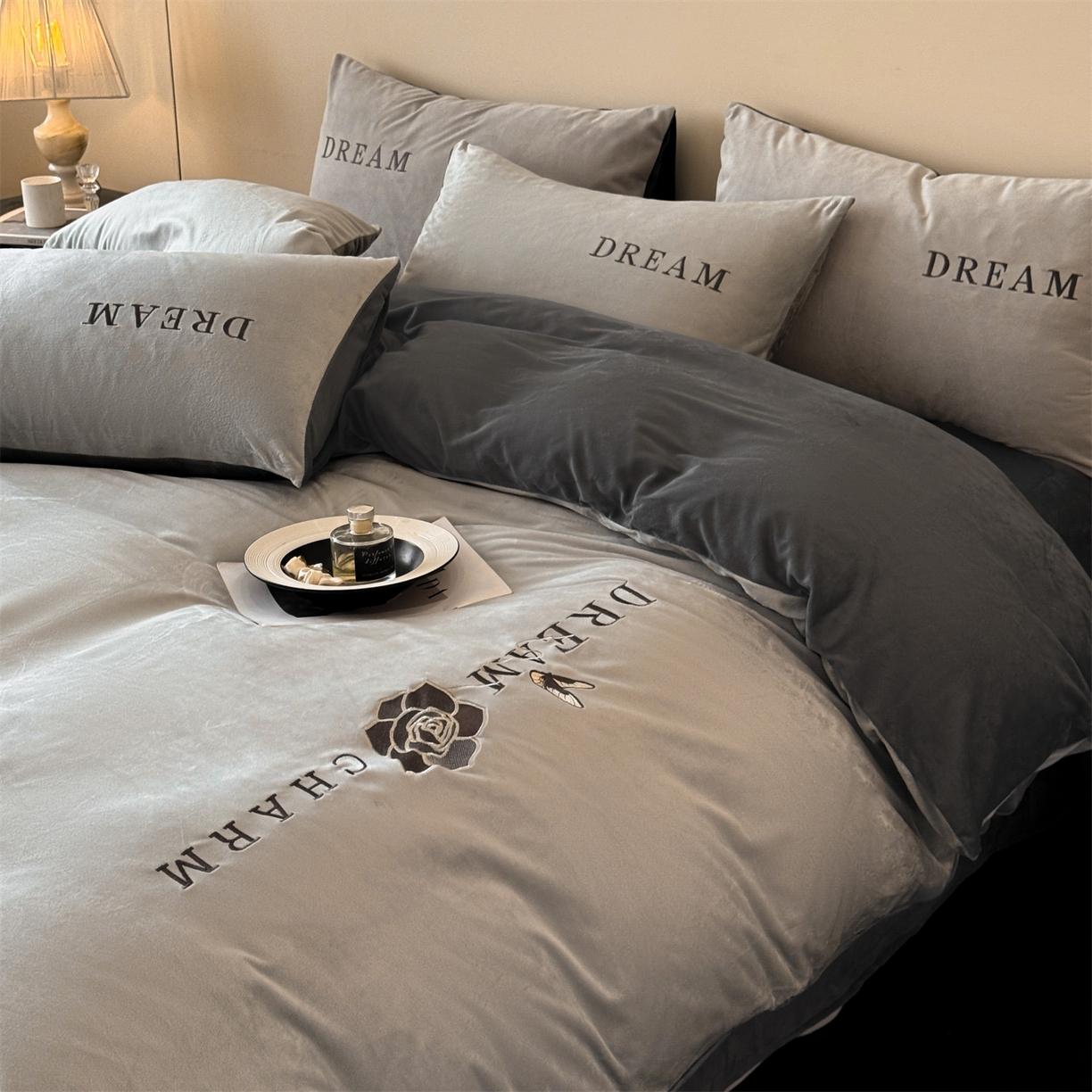 91家纺网 家纺一手货源 找家纺 云棉坊 2025新款水晶绒刺绣四件套-初见 初见-山灰