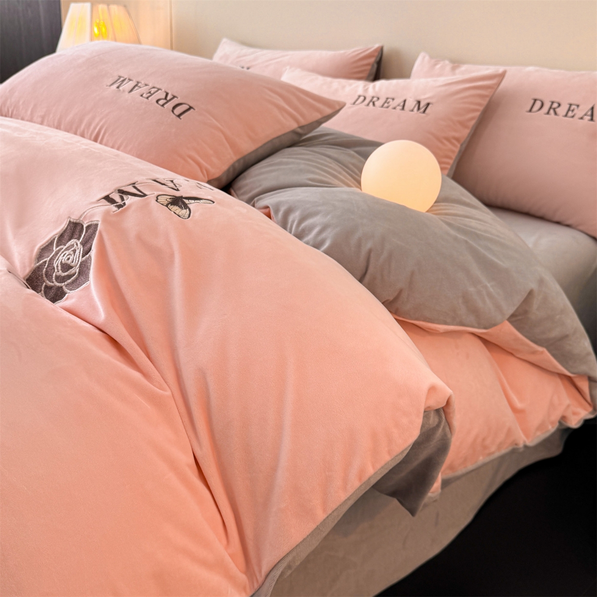 91家纺网 家纺一手货源 找家纺 云棉坊 2025新款水晶绒刺绣四件套-初见 初见-蜜桃粉