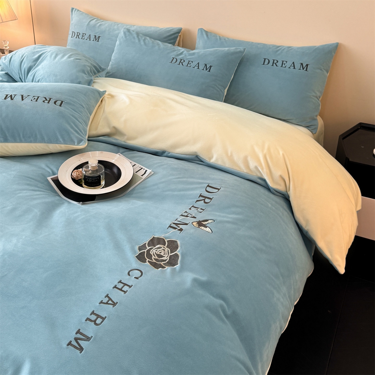 91家纺网 家纺一手货源 找家纺 云棉坊 2025新款水晶绒刺绣四件套-初见 初见-天空兰