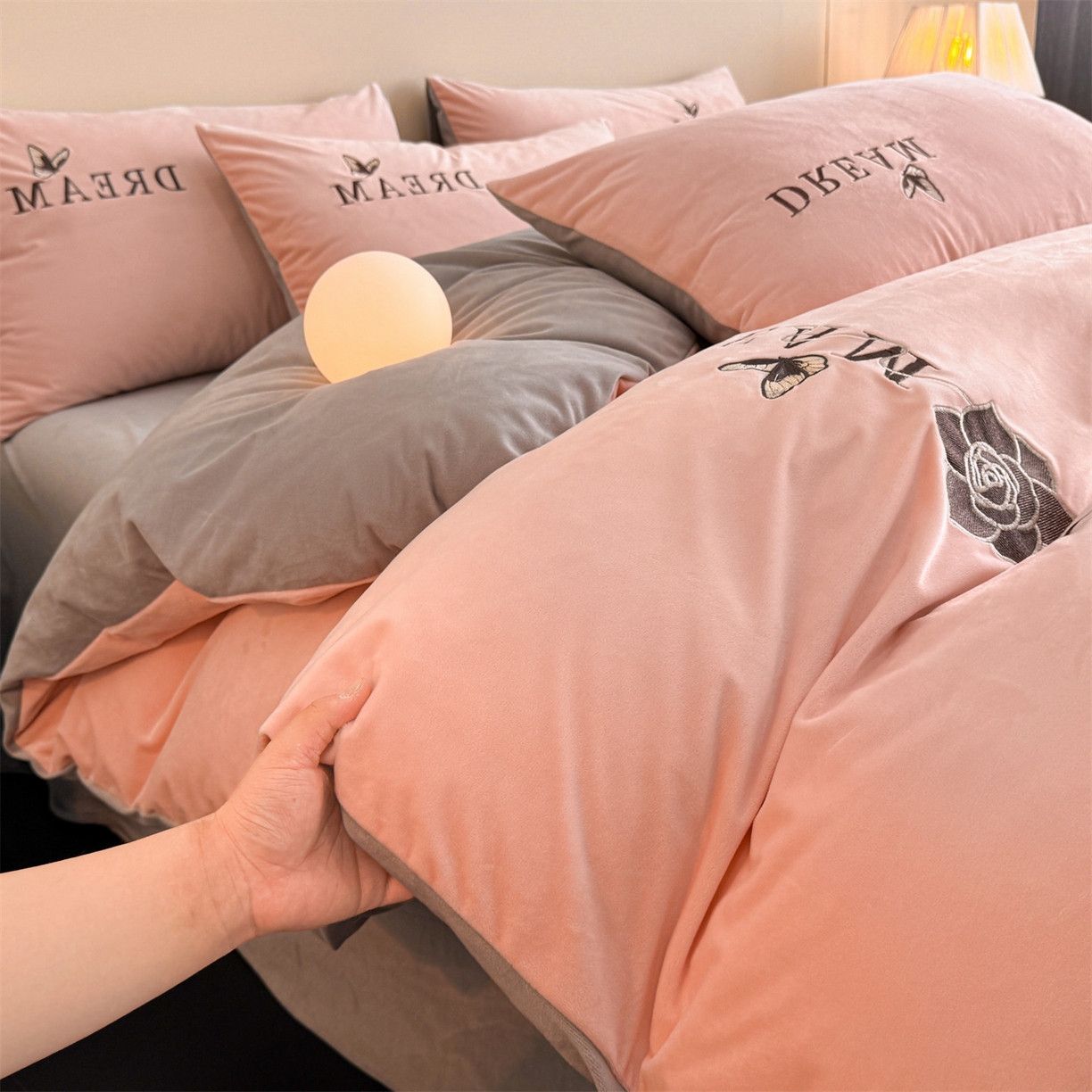 91家纺网 家纺一手货源 找家纺 云棉坊 2025新款水晶绒刺绣四件套-初见 初见-蜜桃粉