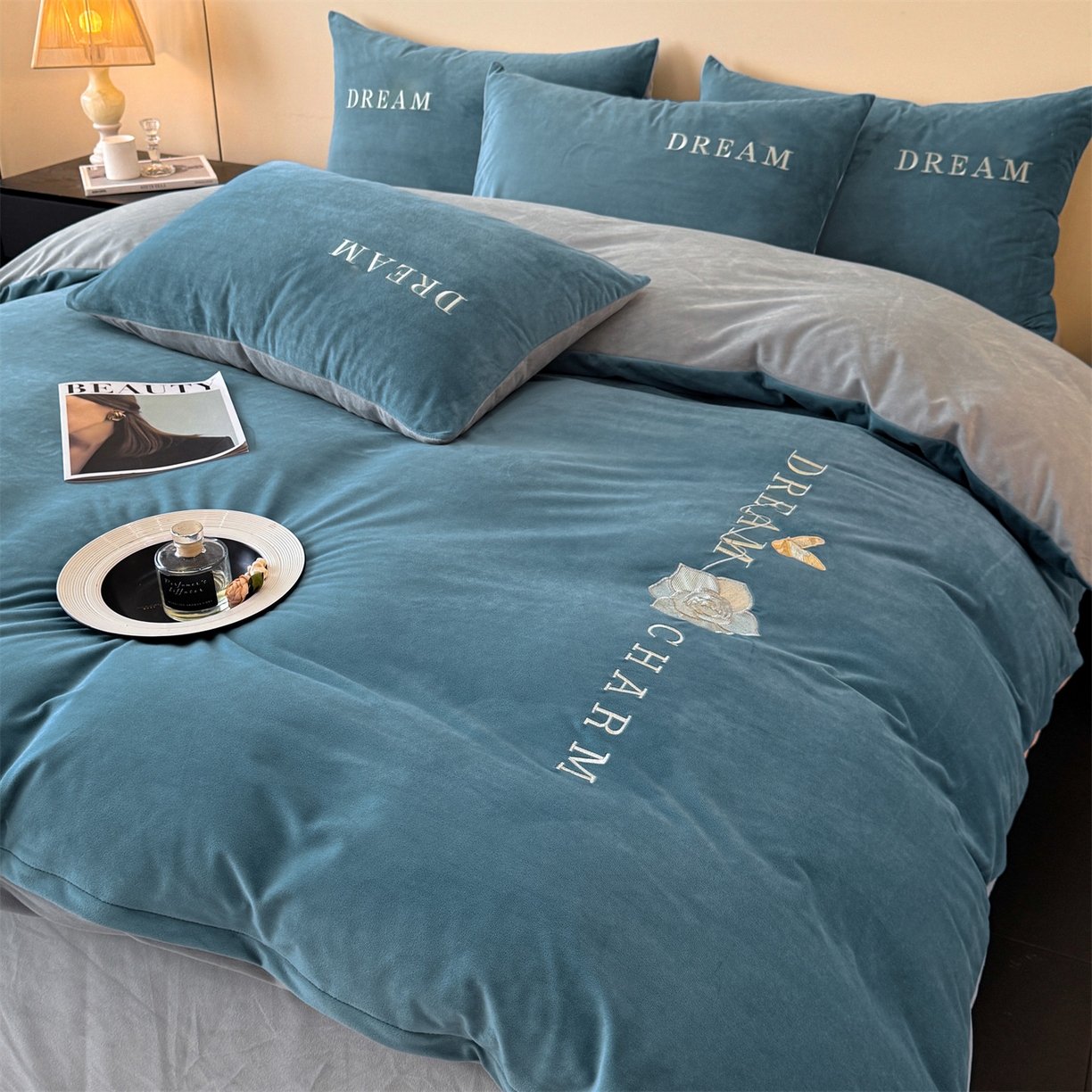 91家纺网 家纺一手货源 找家纺 云棉坊 2025新款水晶绒刺绣四件套-初见 初见-宾利蓝