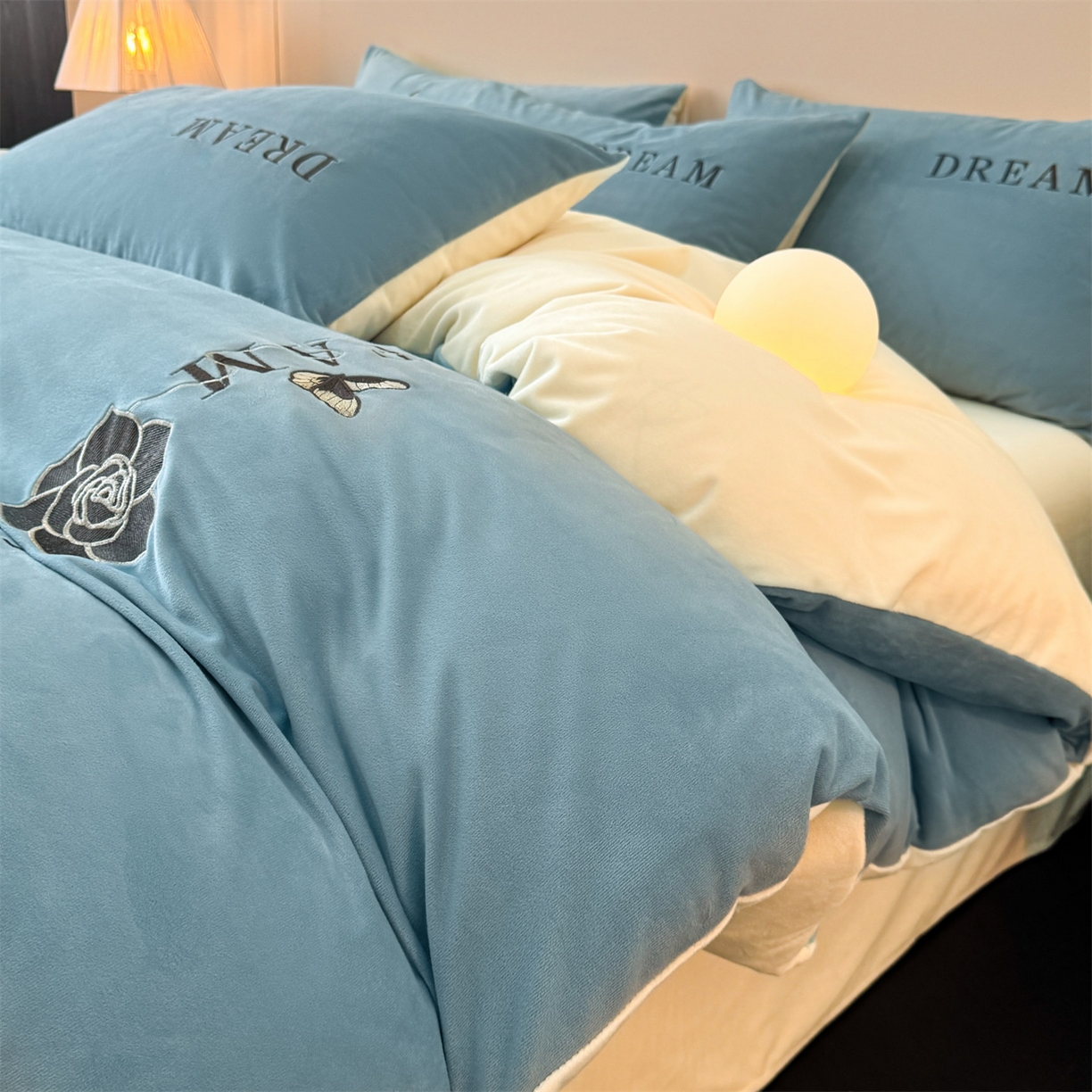 91家纺网 家纺一手货源 找家纺 云棉坊 2025新款水晶绒刺绣四件套-初见 初见-天空兰