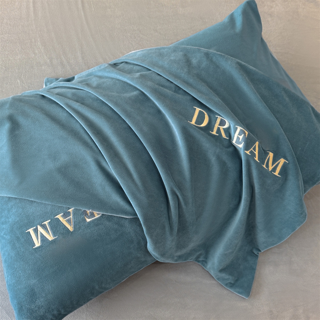 91家纺网 家纺一手货源 找家纺 云棉坊 2025新款水晶绒刺绣四件套-初见 初见-宾利蓝