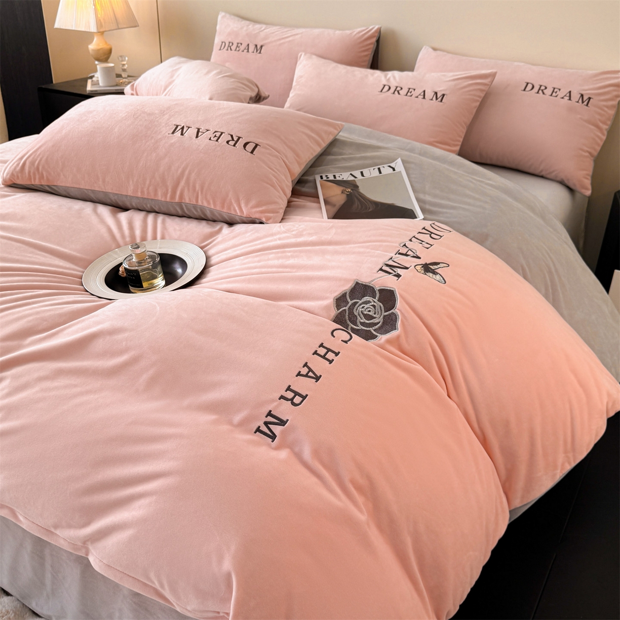 91家纺网 家纺一手货源 找家纺 云棉坊 2025新款水晶绒刺绣四件套-初见 初见-蜜桃粉