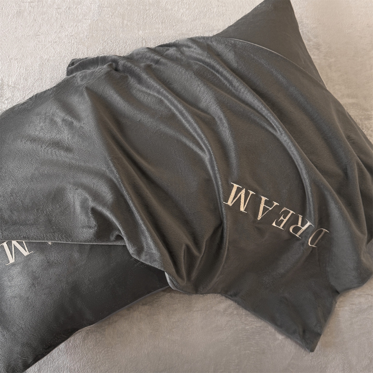 91家纺网 家纺一手货源 找家纺 云棉坊 2025新款水晶绒刺绣四件套-初见 初见-高级灰