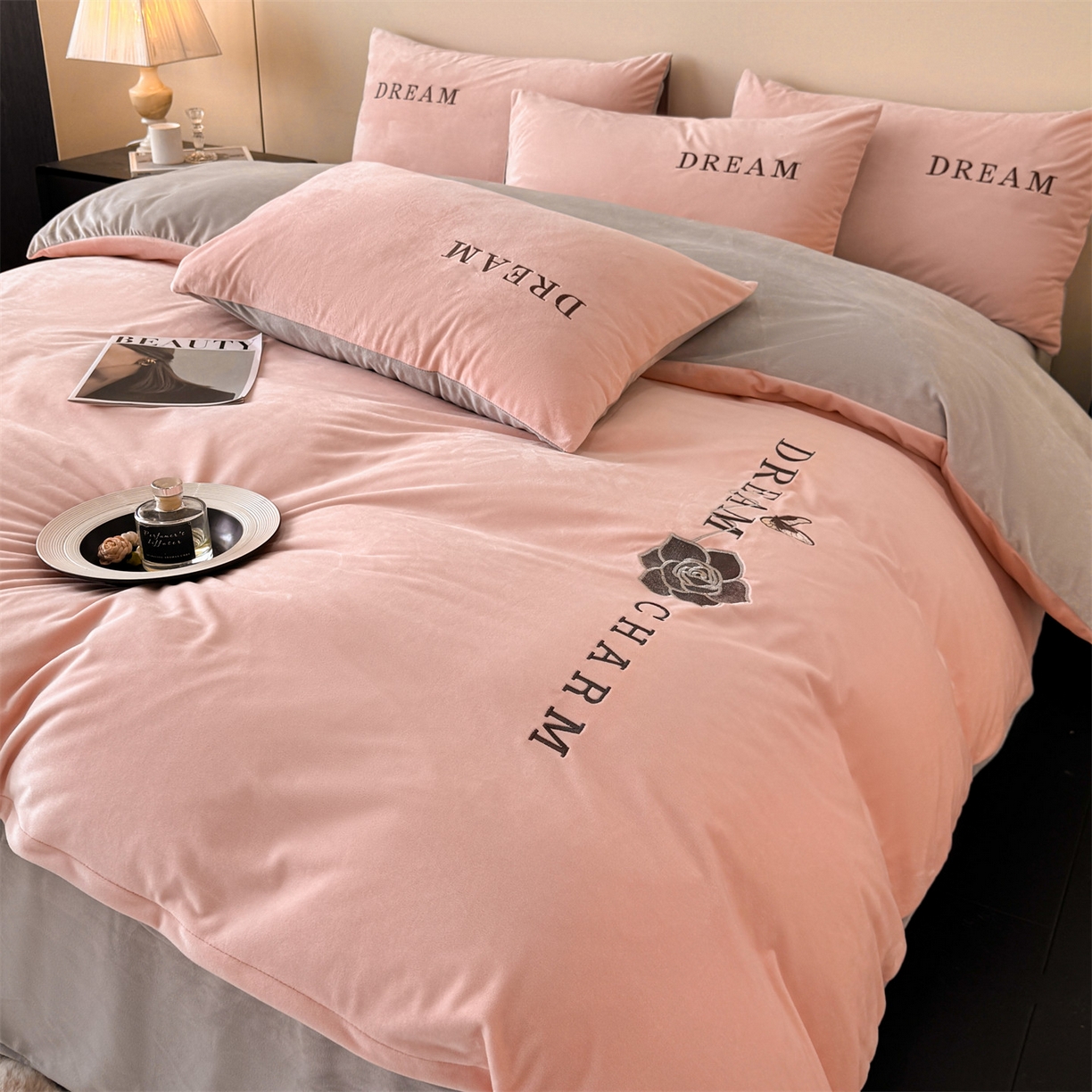 91家纺网 家纺一手货源 找家纺 云棉坊 2025新款水晶绒刺绣四件套-初见 初见-蜜桃粉