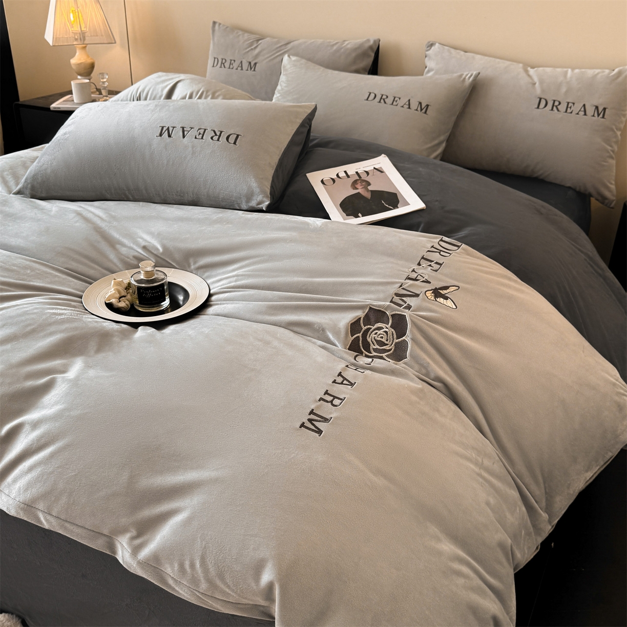 91家纺网 家纺一手货源 找家纺 云棉坊 2025新款水晶绒刺绣四件套-初见 初见-山灰