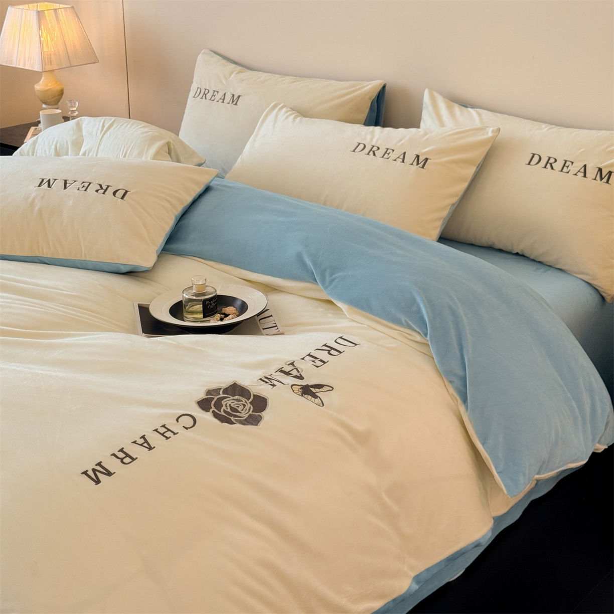 91家纺网 家纺一手货源 找家纺 云棉坊 2025新款水晶绒刺绣四件套-初见 初见-奶白兰