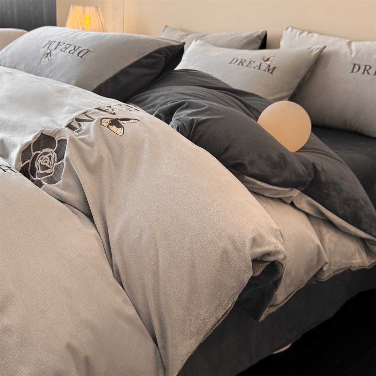 91家纺网 家纺一手货源 找家纺 云棉坊 2025新款水晶绒刺绣四件套-初见 初见-山灰