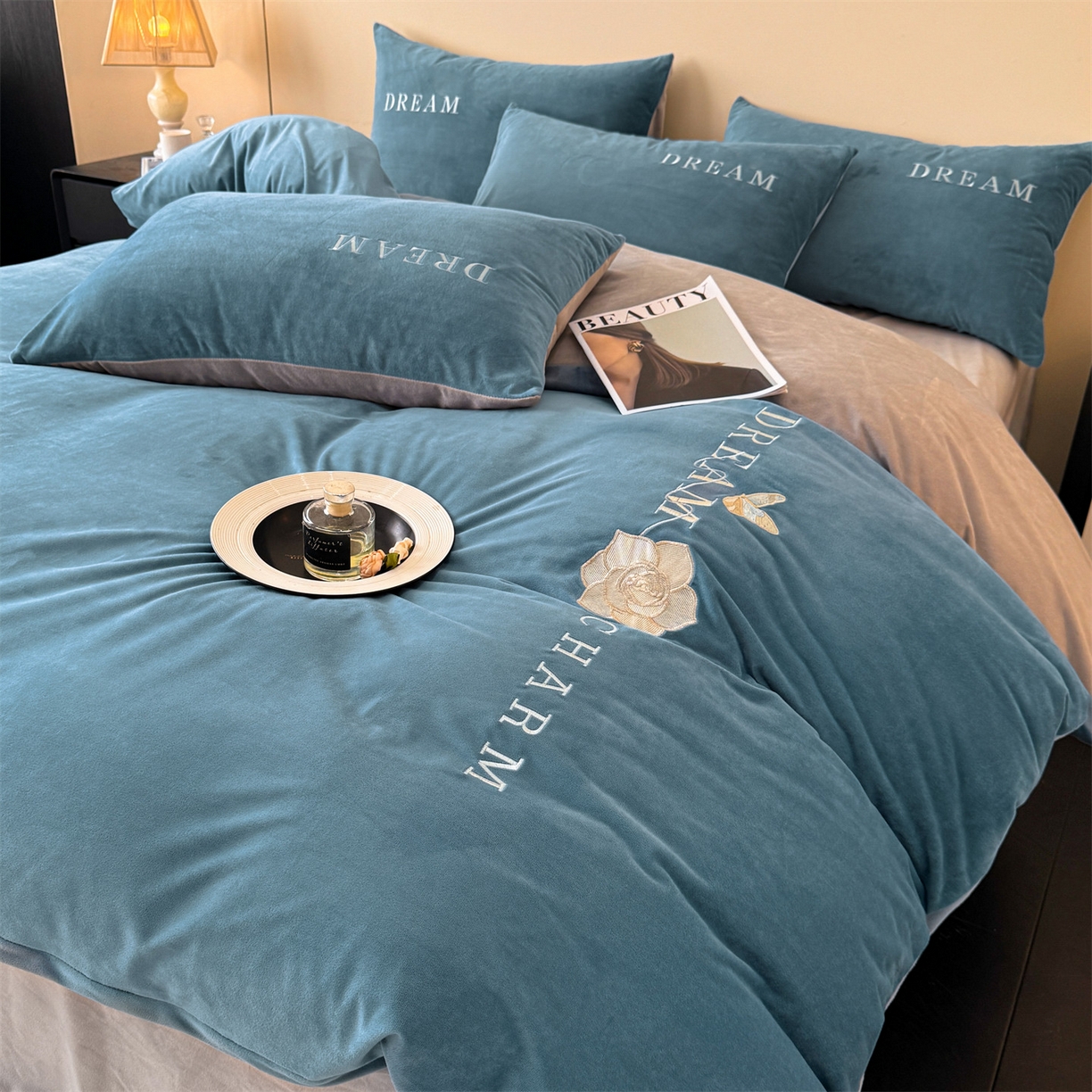 91家纺网 家纺一手货源 找家纺 云棉坊 2025新款水晶绒刺绣四件套-初见 初见-宾利蓝