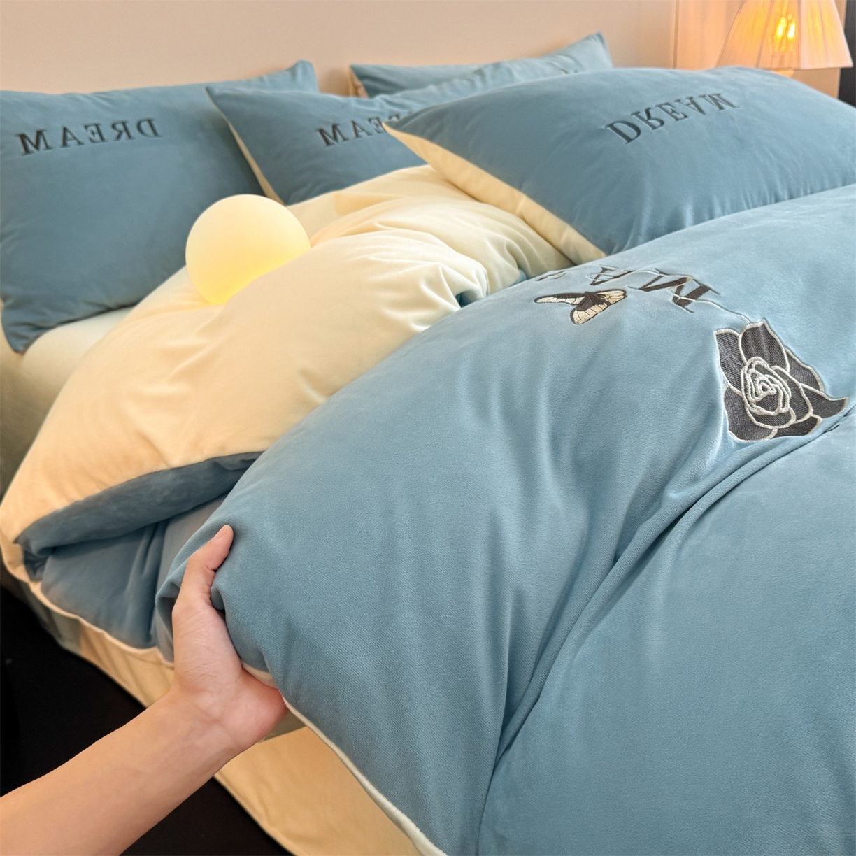 91家纺网 家纺一手货源 找家纺 云棉坊 2025新款水晶绒刺绣四件套-初见 初见-天空兰