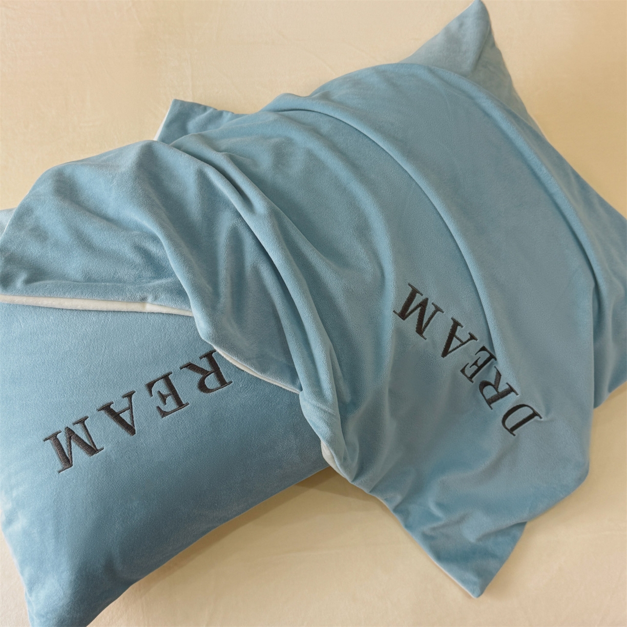 91家纺网 家纺一手货源 找家纺 云棉坊 2025新款水晶绒刺绣四件套-初见 初见-天空兰