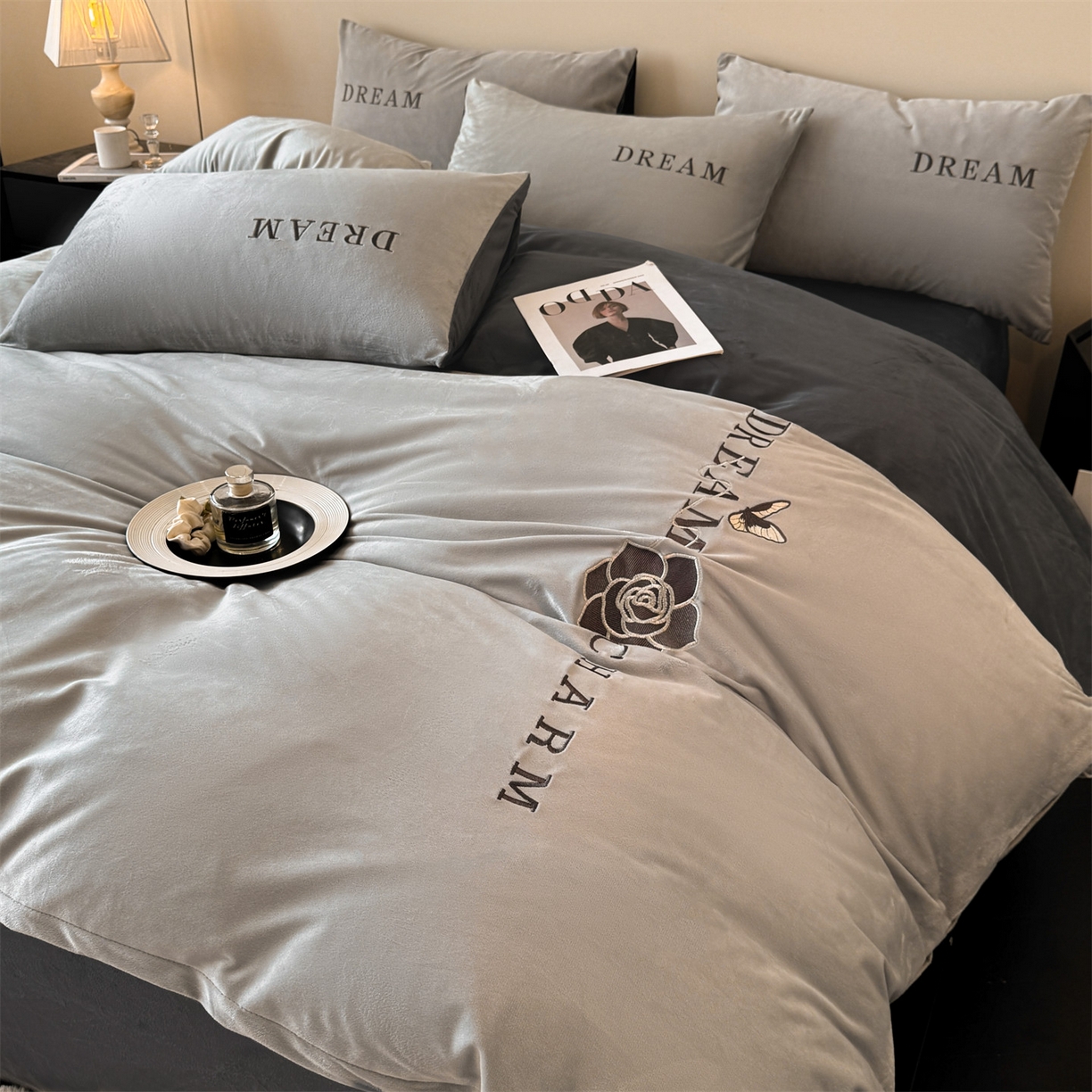 91家纺网 家纺一手货源 找家纺 云棉坊 2025新款水晶绒刺绣四件套-初见 初见-山灰