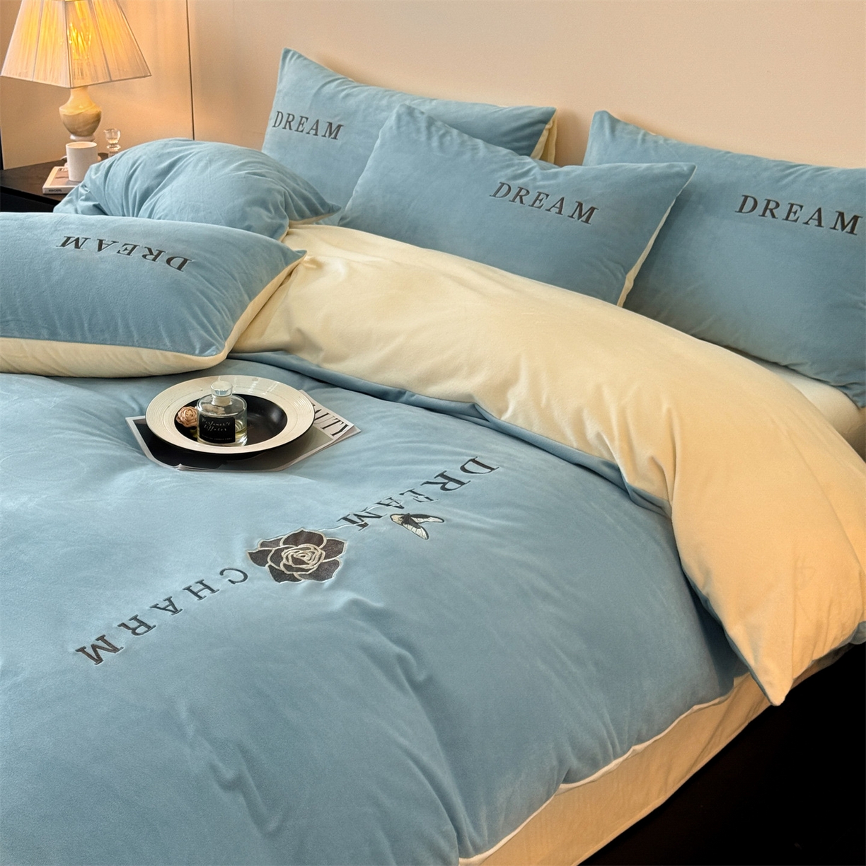 91家纺网 家纺一手货源 找家纺 云棉坊 2025新款水晶绒刺绣四件套-初见 初见-天空兰