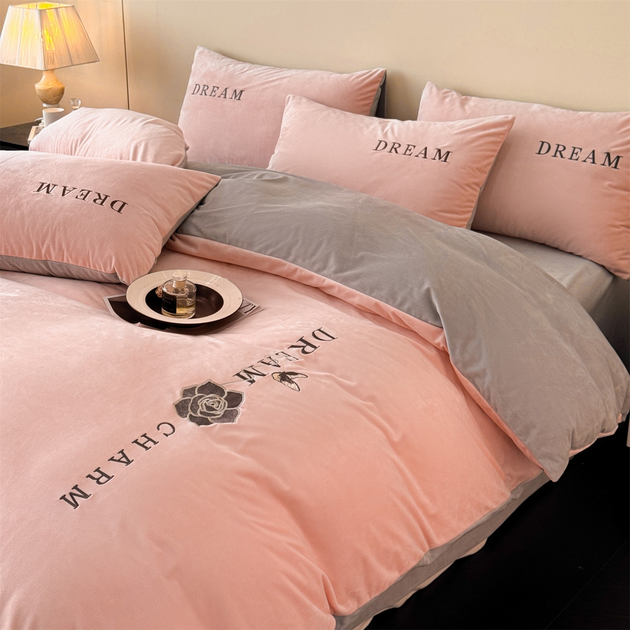 91家纺网 家纺一手货源 找家纺 云棉坊 2025新款水晶绒刺绣四件套-初见 初见-蜜桃粉