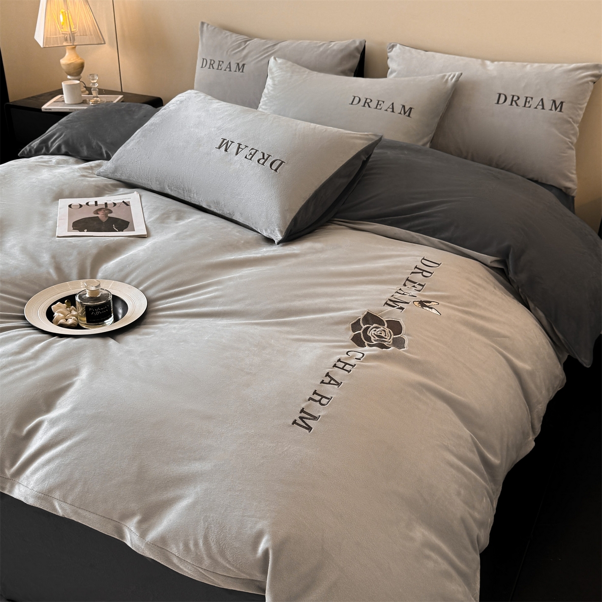 91家纺网 家纺一手货源 找家纺 云棉坊 2025新款水晶绒刺绣四件套-初见 初见-山灰